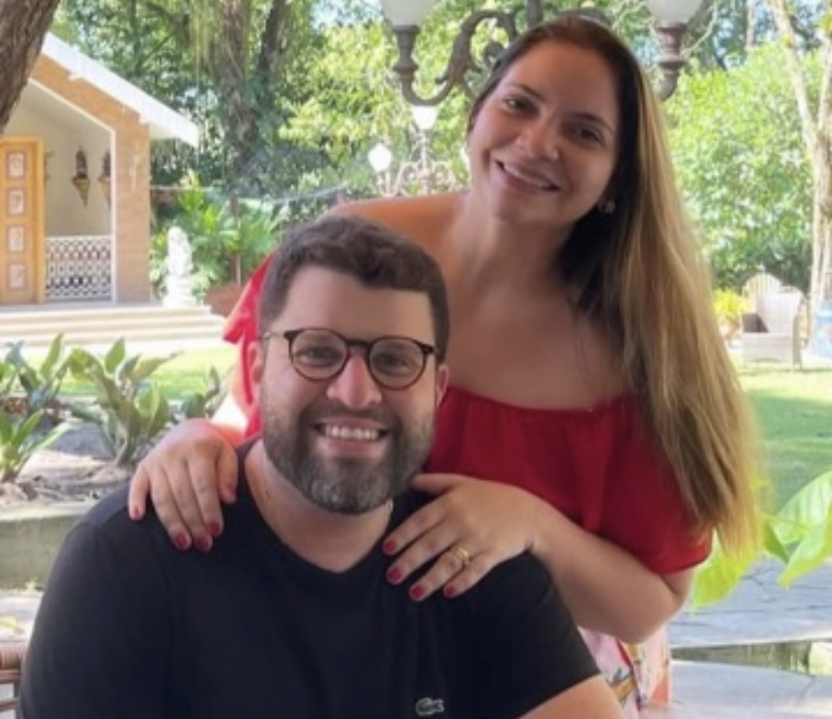 Elisa e Felipe de Mello deixaram os filhos com as avós, para curtirem o Dia dos Namorados no Chalé Vitória Hotel Boutique, na orla de Icoaraci. Saíram encantados com o lugar. 
