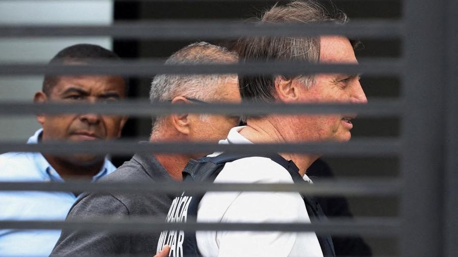 Imagem - Tornozeleira de Bolsonaro apresenta falha técnica pouco antes de jogo da Seleção Brasileira