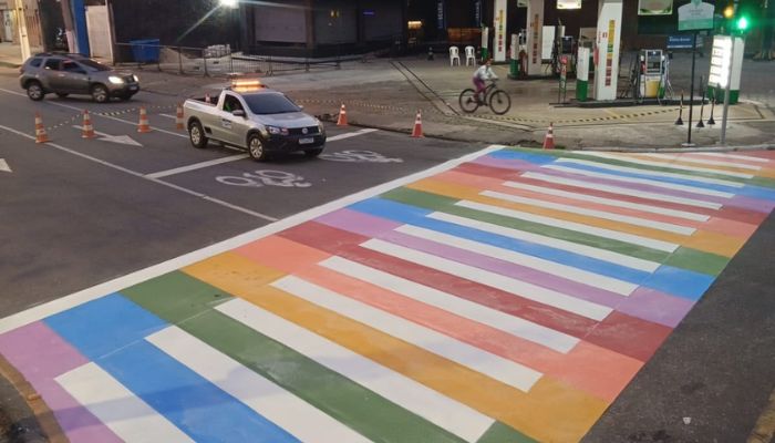 Faixa com cores do arco-íris é pintada em Belém para marcar Mês do Orgulho LGBTQIA+