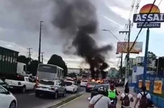 Moradores bloquearam a rodovia com pneus em chamas na tarde desta sexta-feira (26), impedindo o tráfego de veículos.