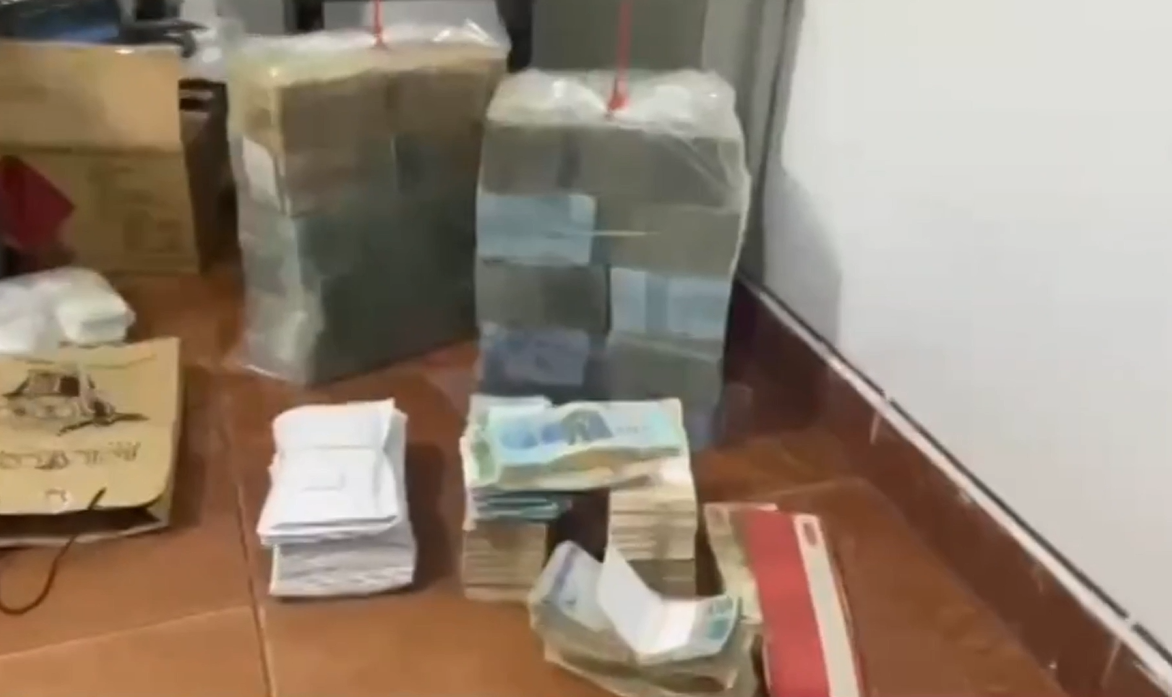 Operação encontrou cerca de R$ 240 mil, incluindo dólares, e apura suposto esquema de lavagem de dinheiro com compra e venda de veículos.