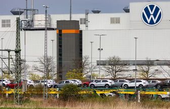 Volkswagen avalia corte de até 100 mil empregos, diz revista alemã