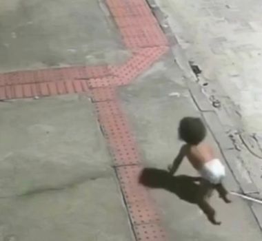 Imagem - Vídeo: bebê é encontrada sozinha engatinhando em avenida durante a madrugada