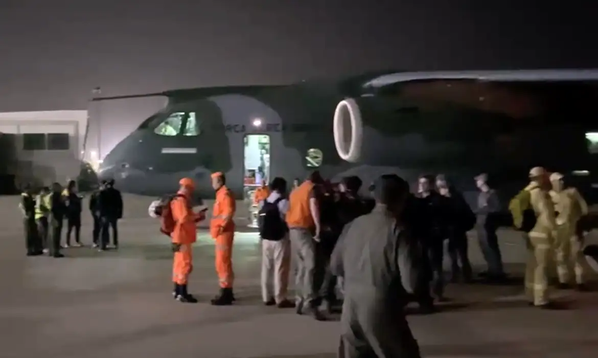 Aeronave decola da Base Aérea do Galeão, no Rio, na tarde de hoje

