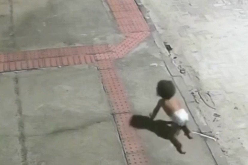 Imagens de câmeras de segurança mostram a criança apenas de fralda, circulando sem a presença de qualquer responsável

