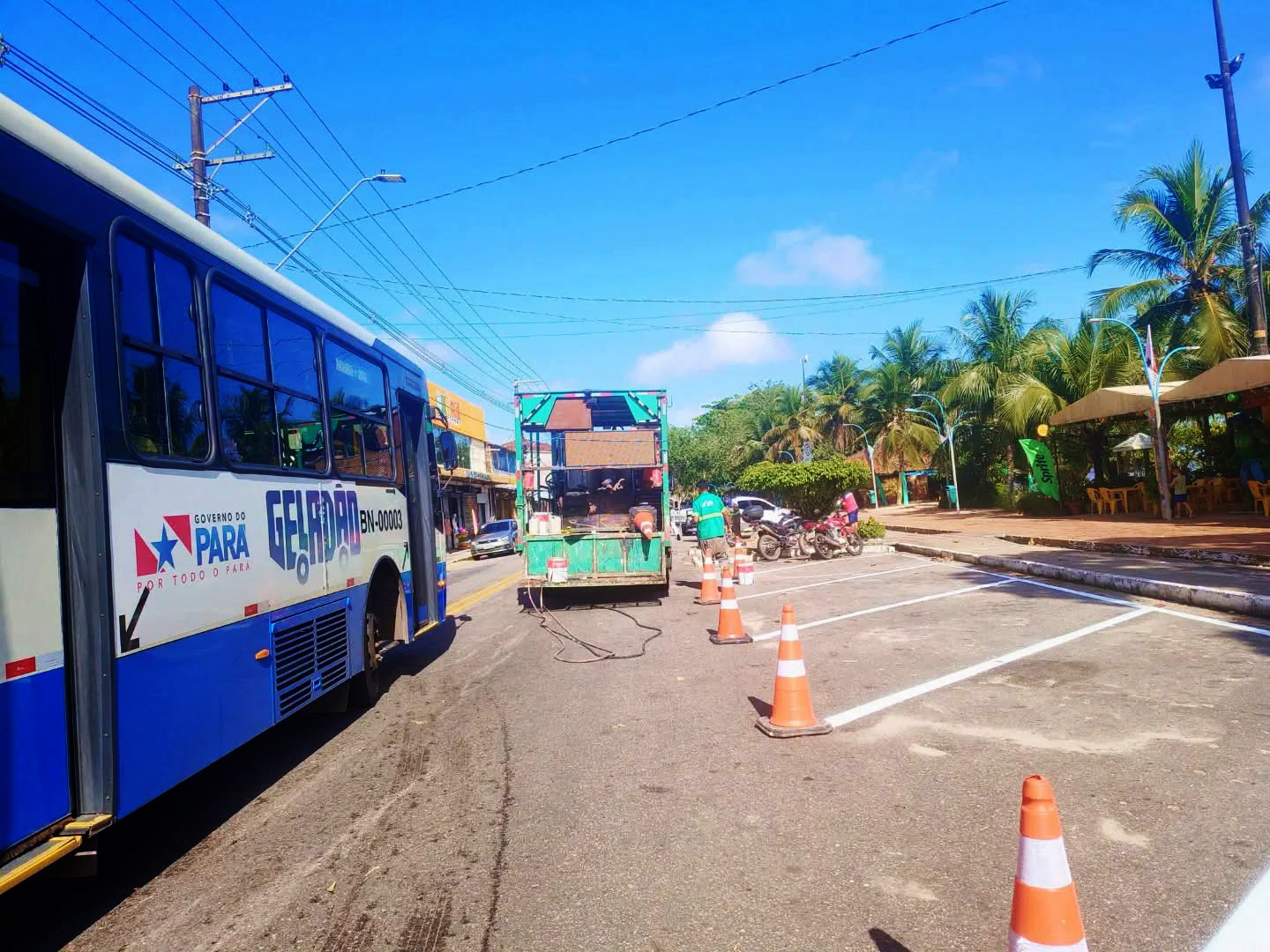 Máquinas na pista fazendo trabalho de tapa-buracos na avenida Beira-Mar