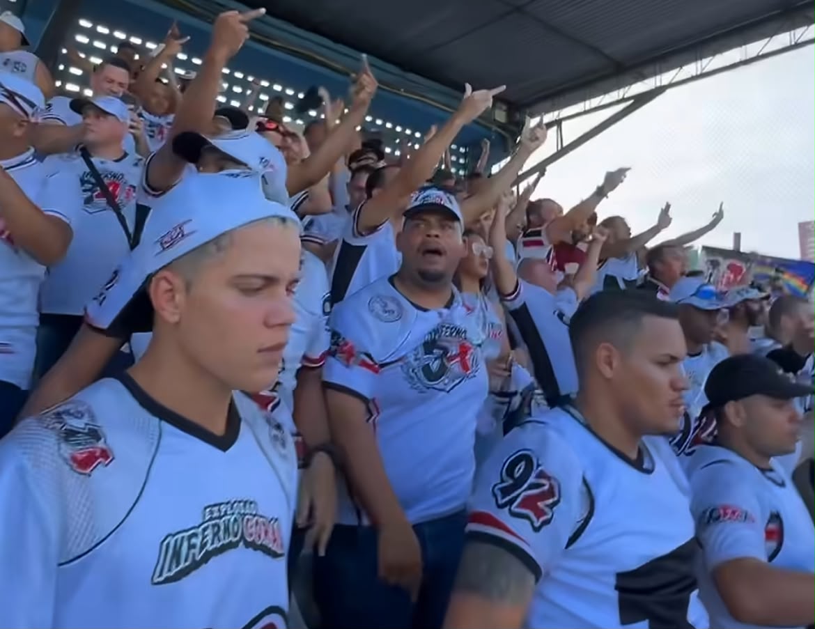 Torcida visitante do Santa Cruz na Curuzu - 