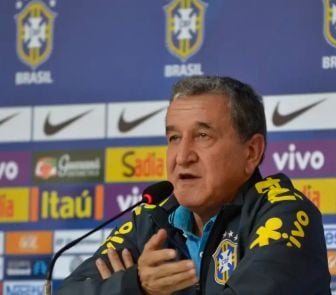 Imagem - Carlos Alberto Parreira segue internado na UTI e respira por aparelhos