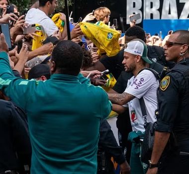 Imagem - Brasil chega a Houston para duelo contra o Japão na Copa do Mundo; Vini Jr. e Neymar são recebidos com festa