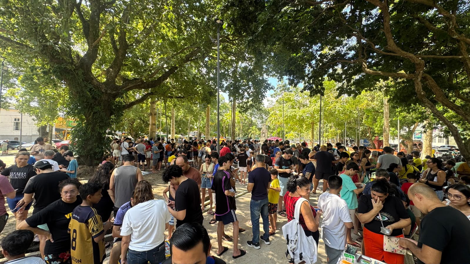 Crianças, jovens e adultos lotam o local para trocar figurinhas - 