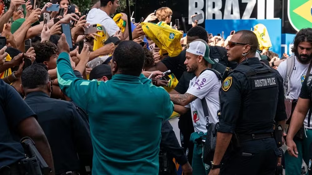 Neymar é tietado pela torcida em Houston - 