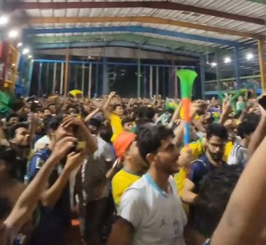 Imagem - Torcedores em Bangladesh vibram com o gol da vitória do Brasil na Copa