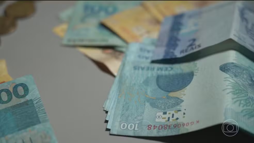 A medida beneficia principalmente trabalhadores informais e beneficiários do Fies que mantêm seus pagamentos em dia

