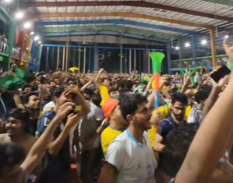 Imagem - Torcedores em Bangladesh vibram com o gol da vitória do Brasil na Copa