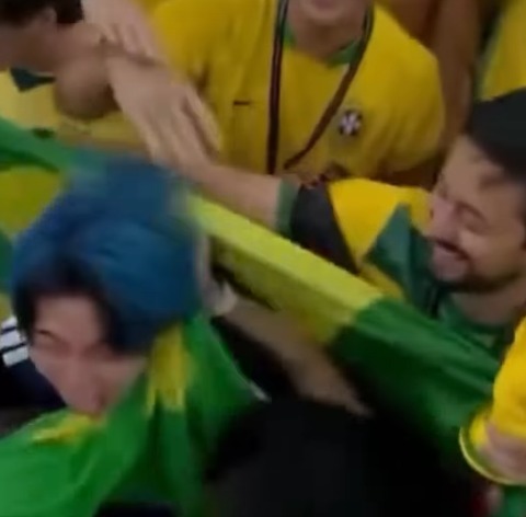 (Nas imagens, é possível ver o jovem extravasando as emoções, enquanto torcedores brasileiros tentavam acalmá-lo. A cena rapidamente viralizou nas redes sociais e chamou atenção dos internautas.)