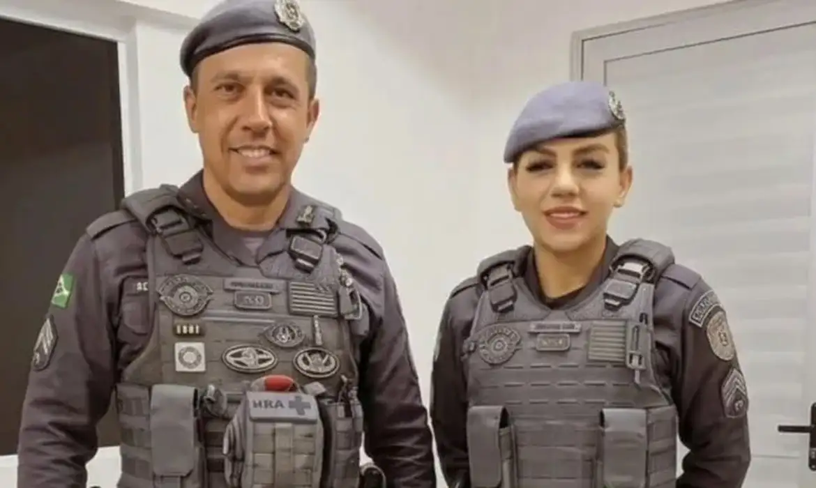(O tenente-coronel, que estava no local, chamou socorro e reportou o caso às autoridades como suicídio. Posteriormente, o registro foi alterado para morte suspeita.)