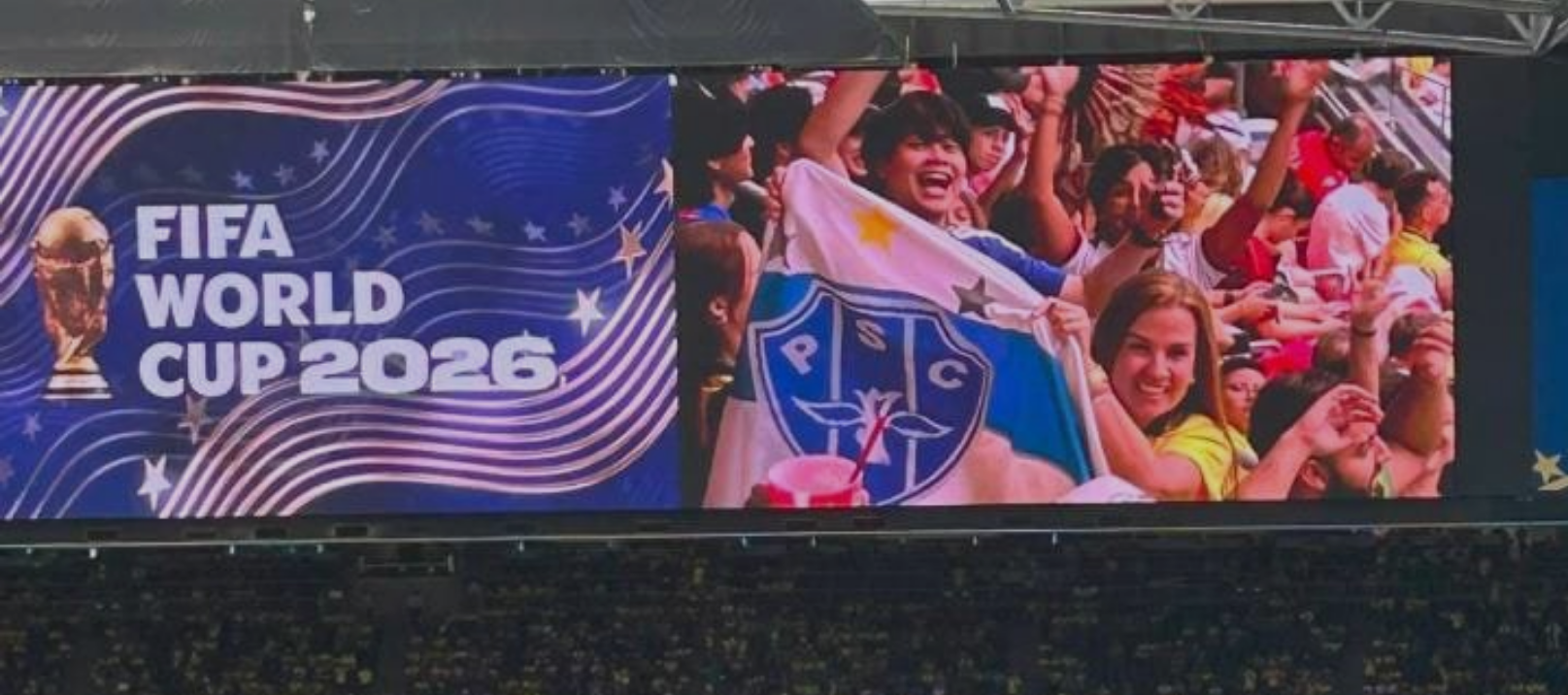 Paraense Beatriz Cruz Esteves com a bandeira