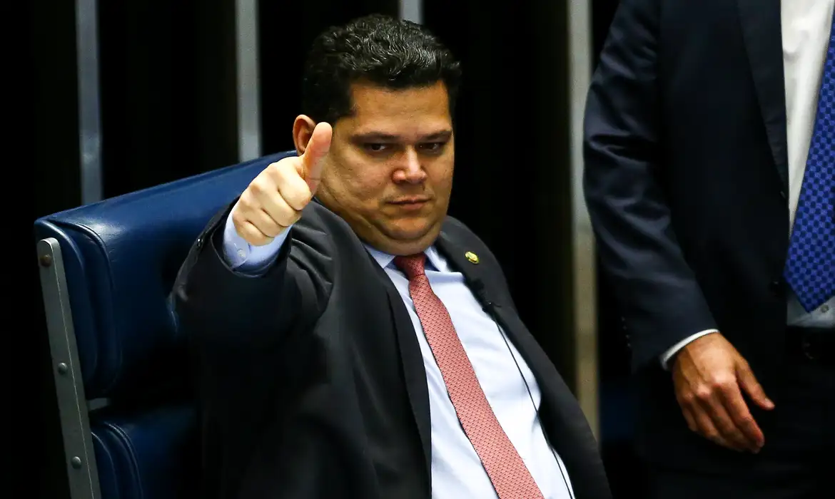 Presidente do Senado pretende discutir o texto após o recesso parlamentar, enquanto governo busca acelerar análise na CCJ.