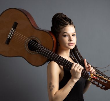Imagem - Da 'Mini Elis' à artista indicada ao Grammy Latino: Analu faz sua primeira apresentação em Belém