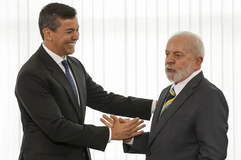 Ao ser recebido pelo presidente paraguaio, Santiago Peña, Lula parabenizou o país pela classificação da seleção paraguaia na Copa do Mundo.