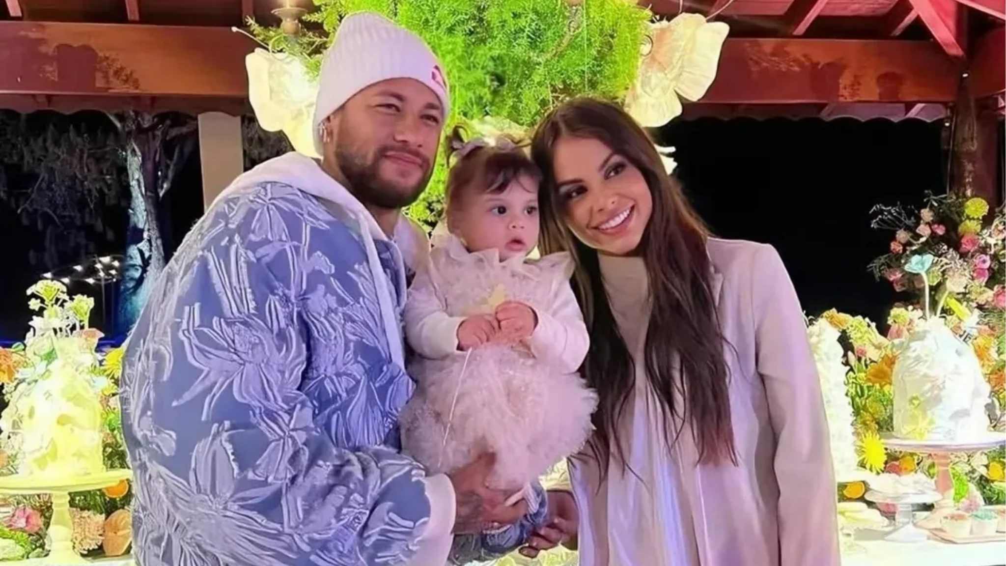 (Neymar Jr., Amanda Kimberlly  e a filha do atleta com a modelo) 
