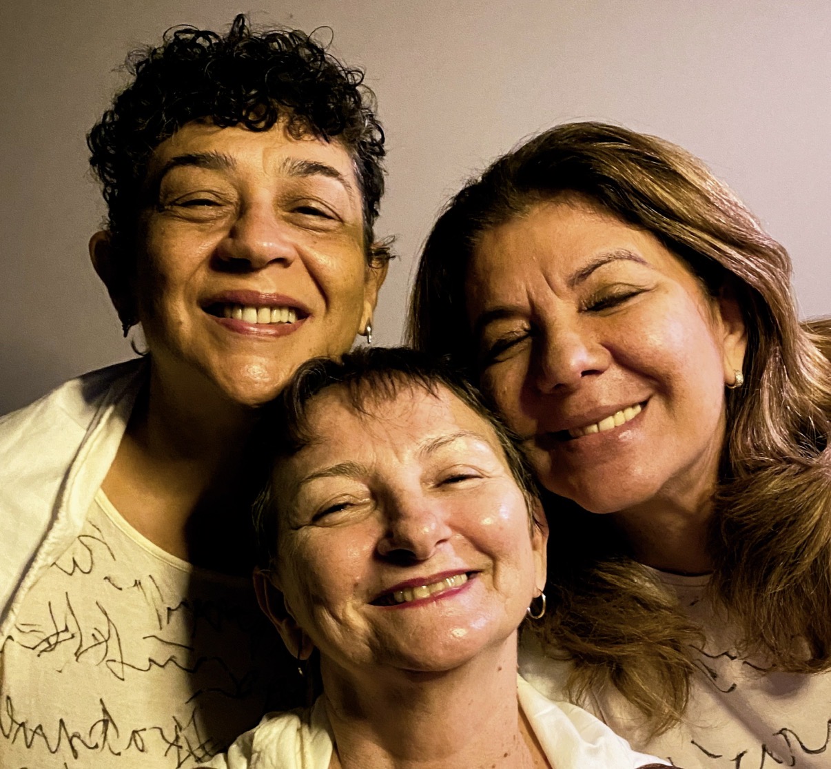 No elenco, as atrizes Olinda Charone, Marluce Oliveira e Ivone Xavier