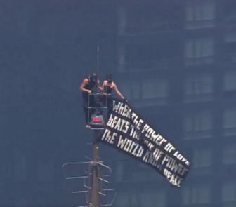 Imagem - Vídeo: Casal escala topo do Empire State com faixa e termina preso em Nova York