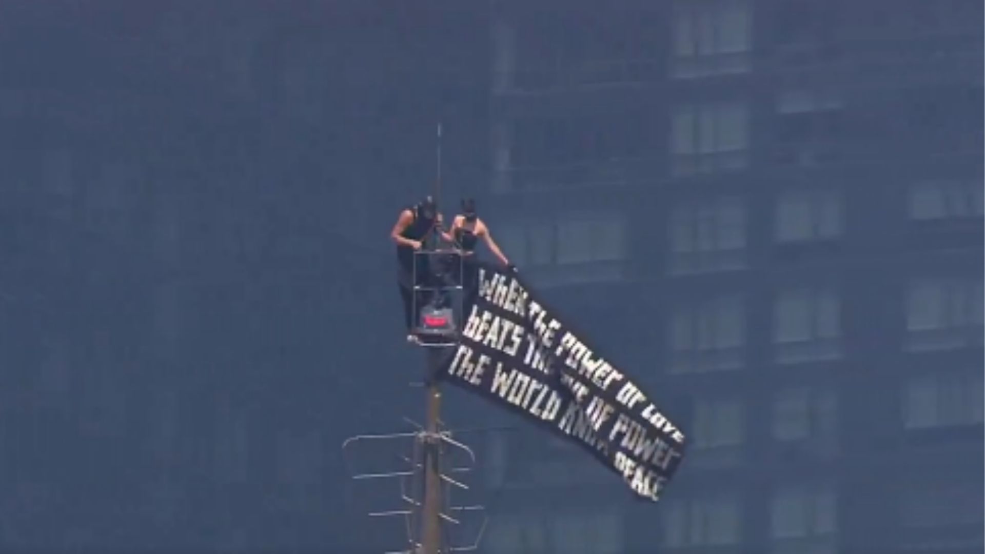 Duas pessoas foram detidas na tarde desta quarta-feira (1) após realizarem uma escalada arriscada até a antena no topo do Empire State Building, em Nova York. 