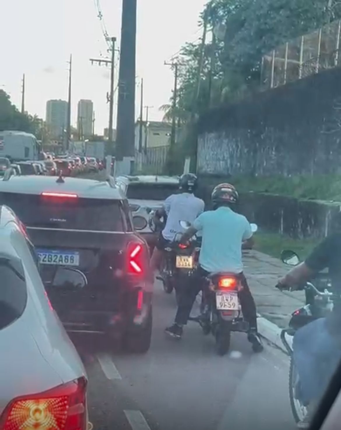 Imagem - Motorista é flagrado subindo a calçada na Av. João Paulo II para escapar de engarrafamento