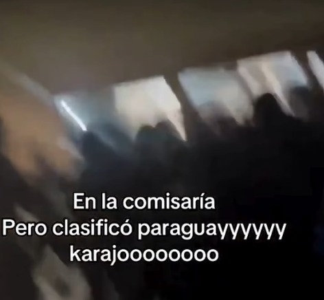 (No apito final, todos vibram juntos, celebrando o resultado histórico da seleção paraguaia, em uma cena que rapidamente repercutiu nas redes sociais.)