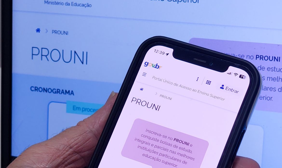 O programa oferece bolsas integrais (100%) e parciais (50%) em instituições privadas de ensino superior