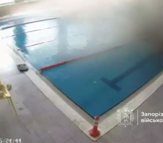 Imagem - Câmera registra momento em que míssil russo atinge piscina com banhistas na Ucrânia