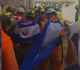Imagem - Homem é resgatado com vida após passar oito dias sob escombros na Venezuela