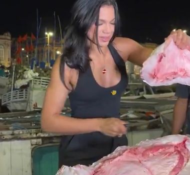 Imagem - Vídeo: Lia Mendonça prepara e assa peixe de madrugada no Ver-o-Peso