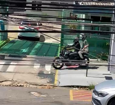Imagem - Calçada sem lei: motoqueiros usam espaço de pedestres como pista e ameaçam moradores em Belém