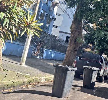 Imagem - Lixeiras ocupam vagas de estacionamento na Benjamin Constant e geram reclamações em Belém