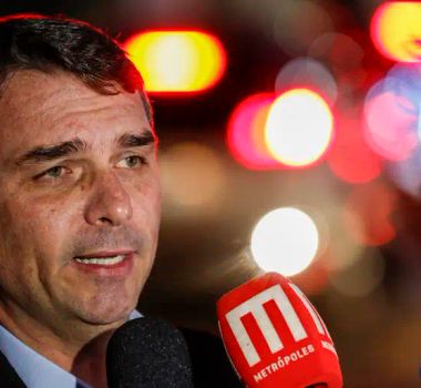 Imagem - Flávio Bolsonaro pede aos EUA suspensão de tarifa de 25% sobre produtos brasileiros