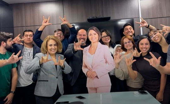 (A publicação foi feita em colaboração com o perfil oficial de Michelle nas redes sociais e traz a legenda: "a alegria de ter uma Líder de Ver".)
