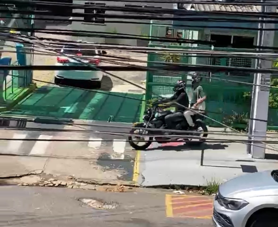 Calçada sem lei: motoqueiros usam espaço de pedestres como pista e ameaçam moradores em Belém

