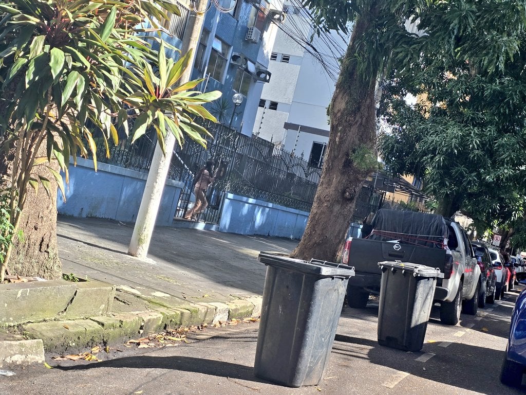 Motoristas denunciam que recipientes colocados na via impedem o uso de vagas públicas e cobram planejamento urbano da Prefeitura

