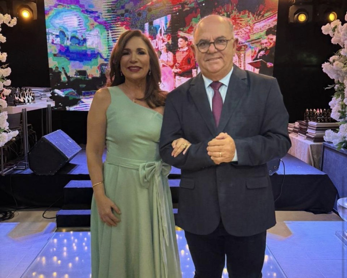 O aniversariante, Claudionor Moreira, e a esposa, Walcilene Cardoso
