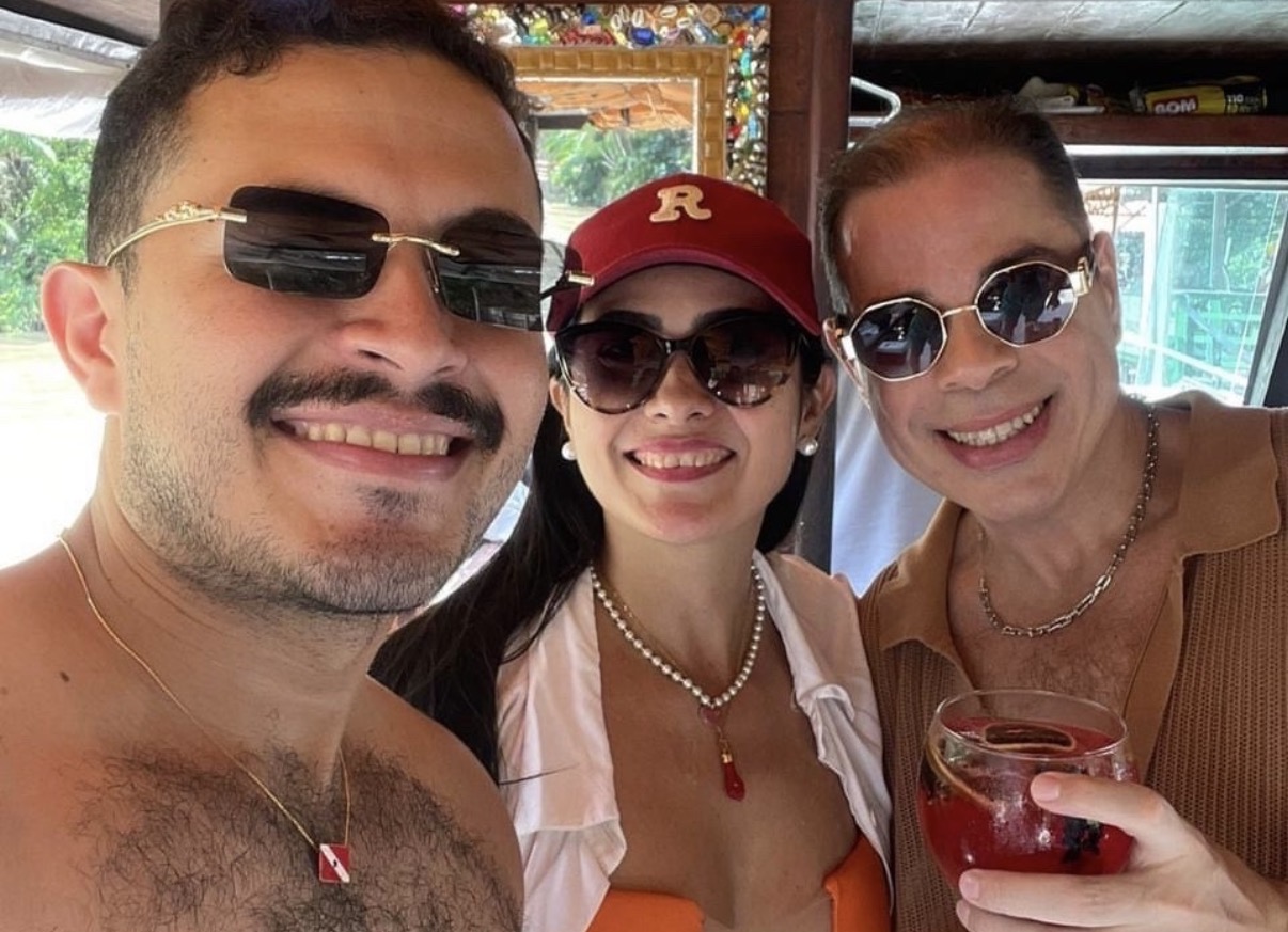 O aniversariante, Daniel Garcia, com Alison Melo e Renata Caldas