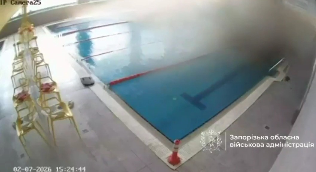 Imagem - Câmera registra momento em que míssil russo atinge piscina com banhistas na Ucrânia