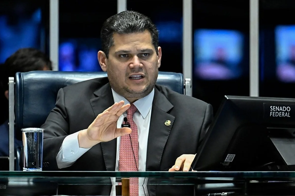 Presidente do Senado pediu a elaboração de uma emenda para eliminar o prazo de 14 meses previsto na proposta aprovada pela Câmara dos Deputados.
