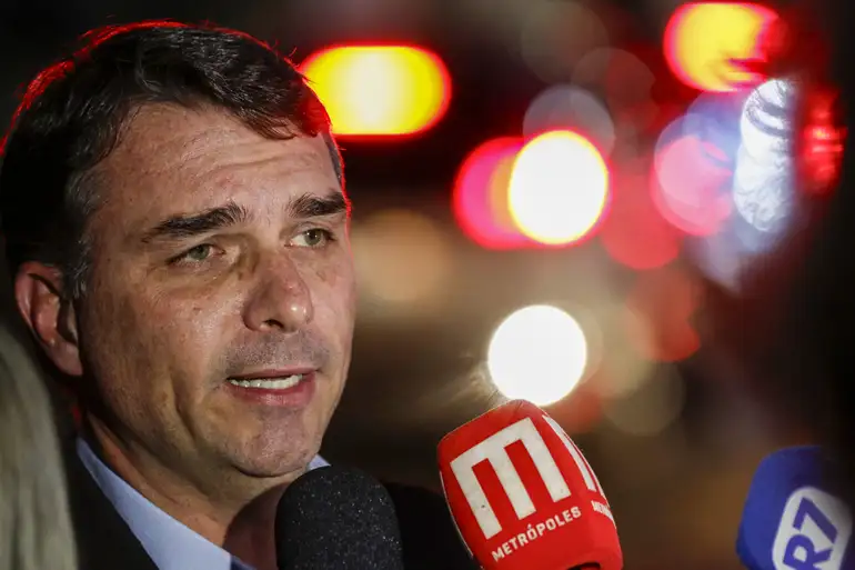 Senador afirma que a manutenção da sobretaxa pode favorecer politicamente o presidente Luiz Inácio Lula da Silva nas eleições presidenciais.