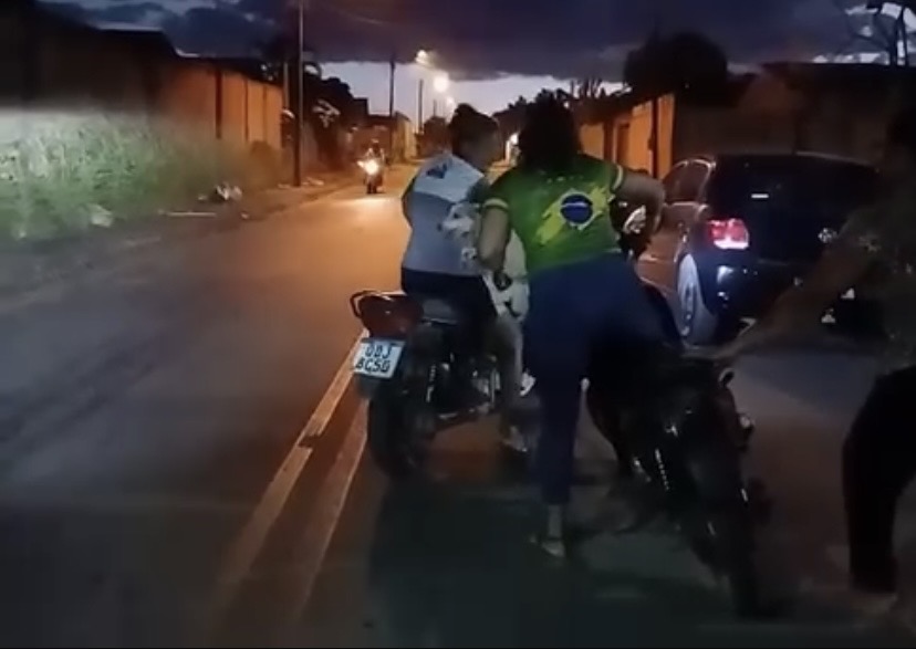 Vídeo mostra o animal sendo puxado por uma motocicleta em uma avenida da cidade

