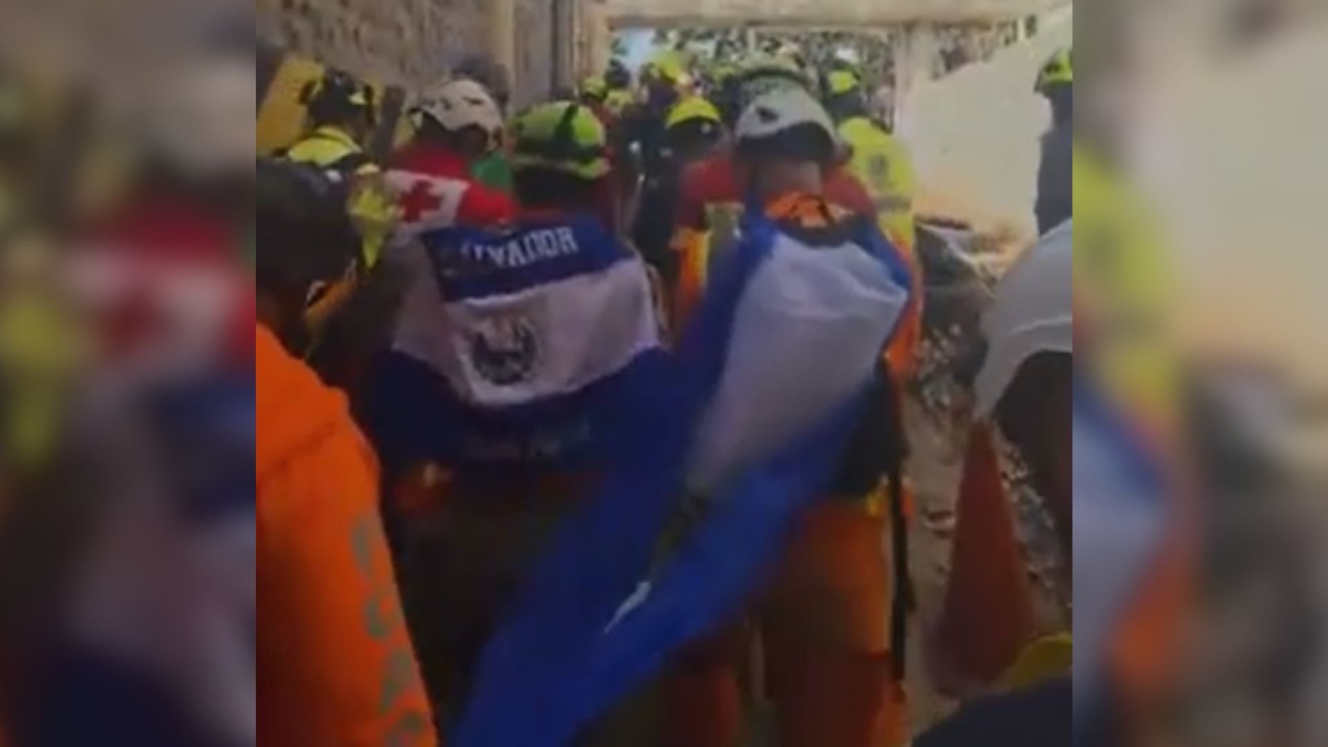 Imagem - Homem é resgatado com vida após passar oito dias sob escombros na Venezuela