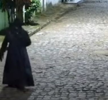 Imagem - Fim do mistério: homem fantasiado de "lobisomem" é levado à delegacia em Xexéu