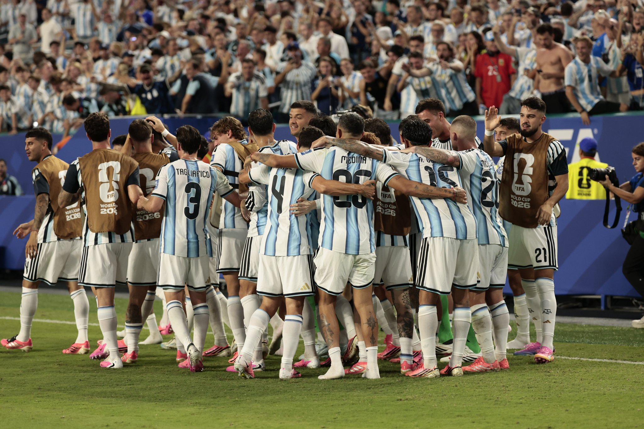 Jogadores argentinos comemorando após o apito final.