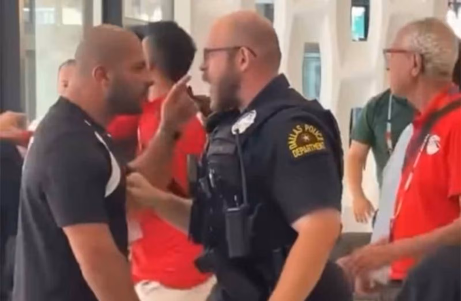 (O auxiliar acabou sendo empurrado por um policial, dando início a uma sequência de empurrões e discussões acaloradas entre membros da delegação e as autoridades.)